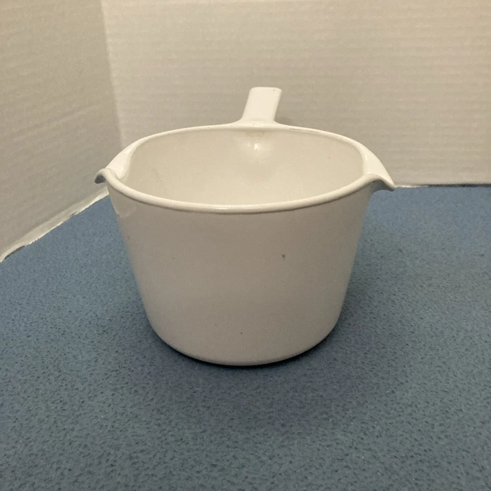 Corning Ware White Dual Spout 1 Quart Suce Pan (M-68-B) w/Interior Measure Marks